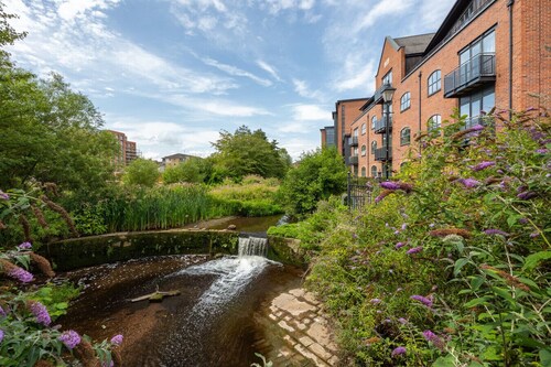 City Centre Flat • Free Parking • Sky TV • Fast Wifi • Self-Check-In