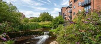 City Centre Flat • Free Parking • Sky TV • Fast Wifi • Self-Check-In