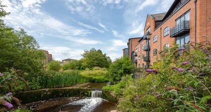 City Centre Flat • Free Parking • Sky TV • Fast Wifi • Self-Check-In