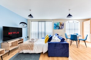 2 chambres, bureau, fer et planche à repasser, lit de bébé portatif