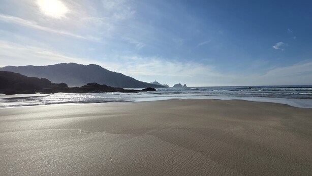 A beach with a mountain in the background and a clear sky. - PERIPLO HOME (Camelle)