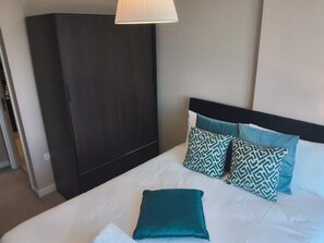 Iron/ironing board, WiFi, bed sheets