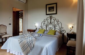 5 bedrooms, iron/ironing board, WiFi, bed sheets