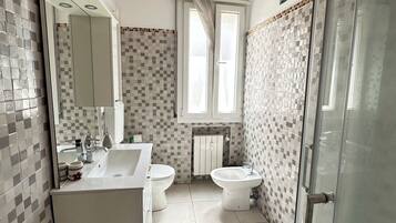 Dusch, hårtork, bidé och handdukar