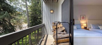 Comfortable 2Bed-2Bath with Hot Tub Near Vail, BC