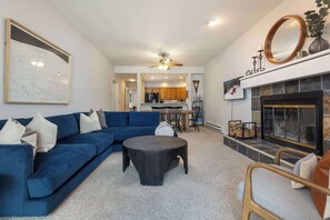 Fernseher, Bücher, Arbeitsbereiche