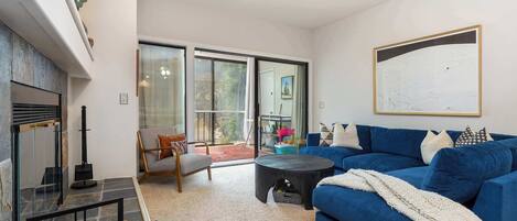 Fernseher, Bücher, Arbeitsbereiche