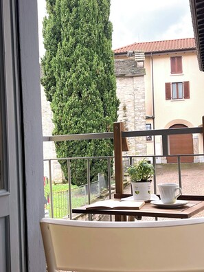 Property grounds - Charming house in the delightful Borgo Tra-Monti e Laghi (Comerio)