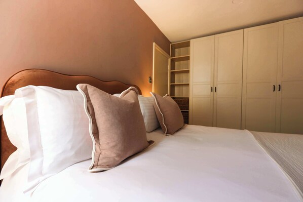 1 habitación, tabla de planchar con plancha, cuna de viaje y wifi