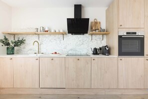 Réfrigérateur, micro-ondes, four, plaque de cuisson