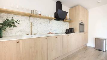 Een koelkast, een magnetron, een oven, een kookplaat