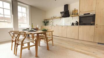 Een koelkast, een magnetron, een oven, een kookplaat