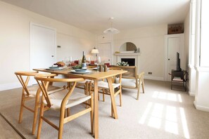 Dining - Charming Apartment Near Royal Crescent & Shops (Bath and North East Somerset)
