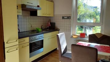 Kylskåp, mikrovågsugn, spishäll och kaffe- och tebryggare