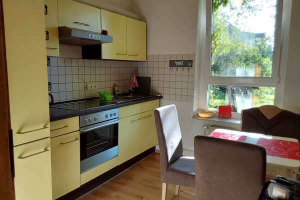 Kühlschrank, Mikrowelle, Herdplatte, Wasserkocher mit Kaffee-/Teezubehör