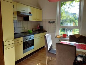 Frigorífico, microondas, placa de cocina y cafetera o tetera