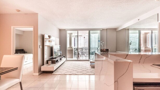 Un apartamento moderno con cocina, comedor y balcón con vistas.