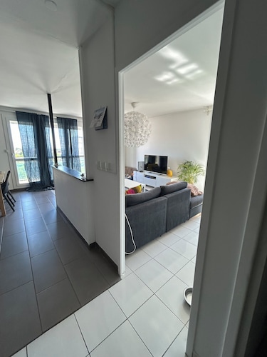 Apartment with balcony, close to lake and forest. Pets welcome!