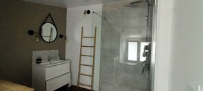 Dusche, Handtücher, Toilettenpapier