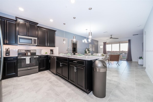 Réfrigérateur, four à micro-ondes, un four, surface de cuisson