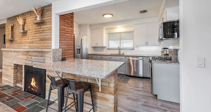 80ft Seawall~6beds~Direct Lake Access~Family Friendly~Excellent for Fishing