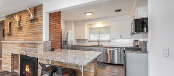 80ft Seawall~6beds~Direct Lake Access~Family Friendly~Excellent for Fishing
