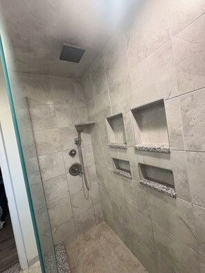 Een douche, handdoeken, zeep, toiletpapier