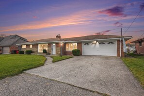 Exterior - 80ft Seawall~6beds~Direct Lake Access~Family Friendly~Excellent for Fishing (Harrison Twp)