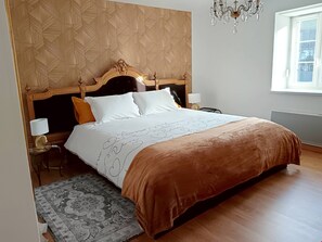 4 bedrooms, desk, iron/ironing board, travel cot