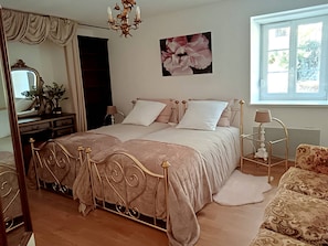 4 slaapkamers, een bureau, een strijkplank/strijkijzer, reisbedje