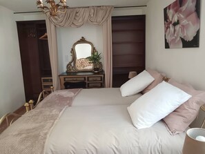 4 bedrooms, desk, travel cot, free WiFi