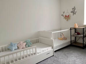 4 Schlafzimmer, Schreibtisch, Reisekinderbett, kostenloses WLAN