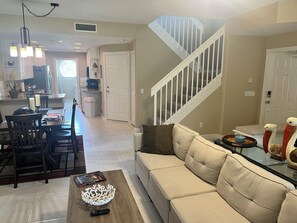 Living area - 3-bd, 2.5-ba end unit townhome in amazing gated community within Palmer Ranch (Sarasota)