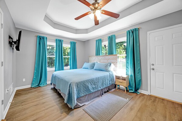 3 bedrooms, desk, iron/ironing board, travel cot