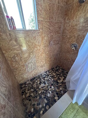 Suihku, hiustenkuivaaja, pyyhkeet, saippua