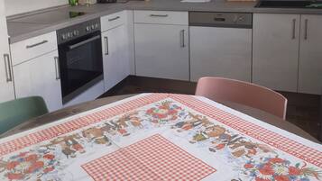 Een oven, een kookplaat, een vaatwasser