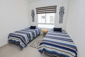 3 chambres, fer et planche à repasser, Wi-Fi, draps fournis