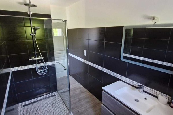 Douche, sĂšche-cheveux, serviettes fournies, savon