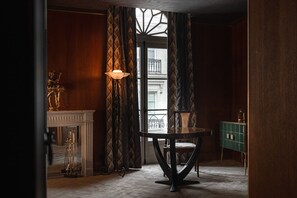 Habitación, 1 cama Queen size, para no fumadores, se aceptan mascotas (La Belle Epoque) | Área de sala de estar | Televisión 