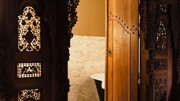 Room, 1 Queen Bed, Non Smoking, Pets Allowed (Temple de Shiva) | Bathroom | Bathrobes, slippers