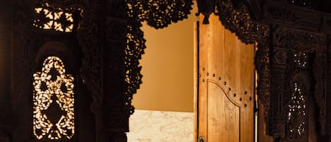 Room, 1 Queen Bed, Non Smoking, Pets Allowed (Temple de Shiva) | Bathroom