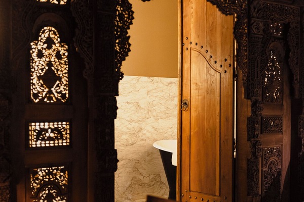 Chambre, 1 grand lit, non-fumeur, animaux de compagnie acceptés (Temple de Shiva) | Salle de bain | Séchoir à cheveux, peignoirs, pantoufles, serviettes fournies