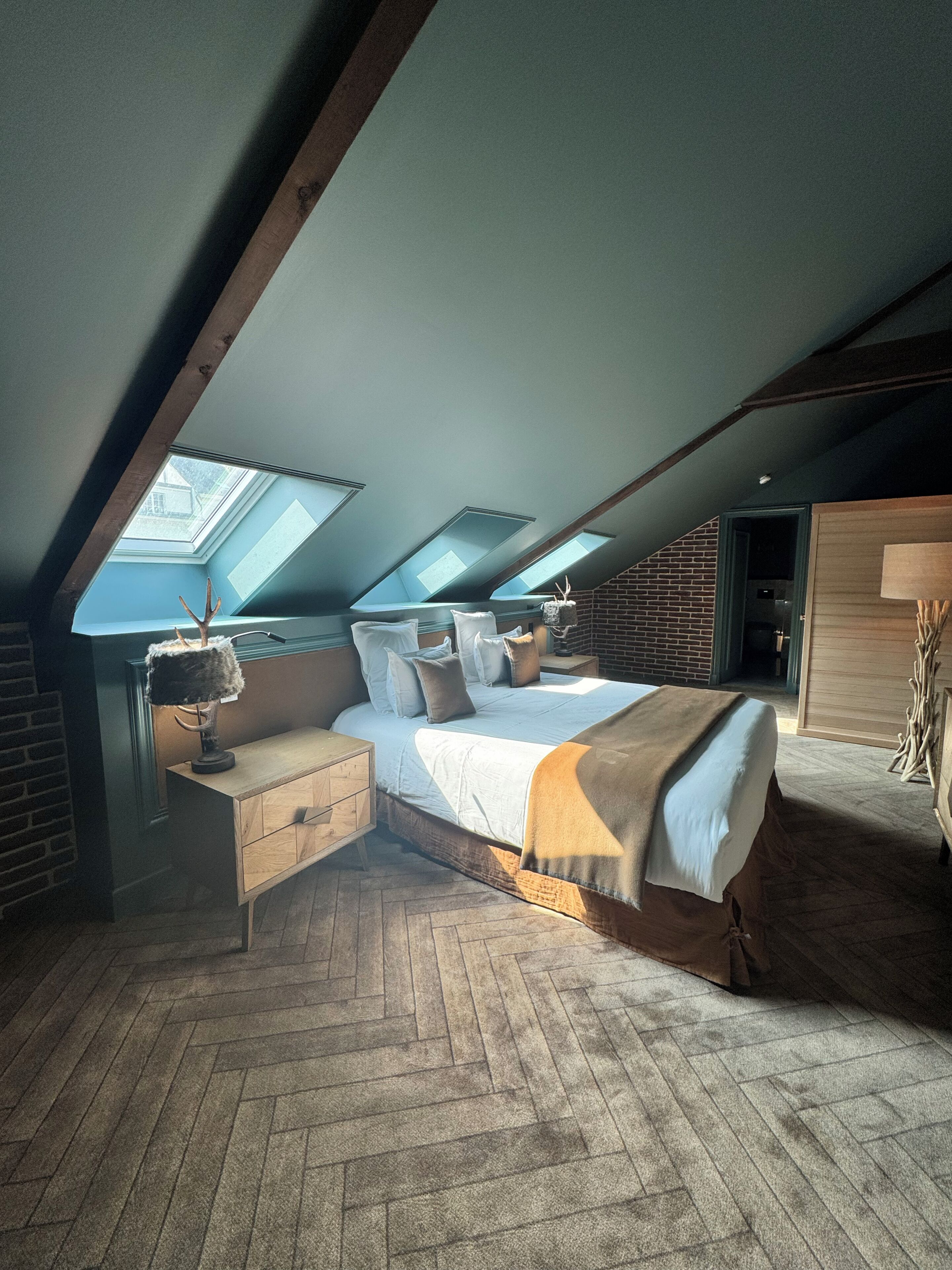 Room, 1 Queen Bed, Non Smoking, Pets Allowed (Foret de Laponie) | In-room safe, soundproofing, iron/ironing board, free WiFi