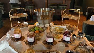 Daily cooked-to-order breakfast for a fee