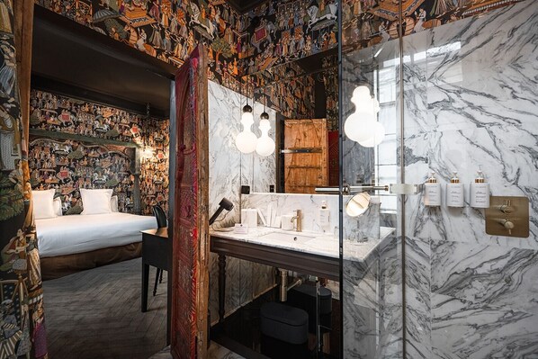 Room, 1 Queen Bed, Non Smoking, Pets Allowed (Palais de Kalinda) | Bathroom | Bathrobes, slippers