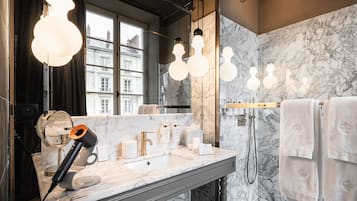 Classic Room, Non Smoking, Pets allowed (Nuit Tibetaine) | Bathroom | Bathrobes, slippers
