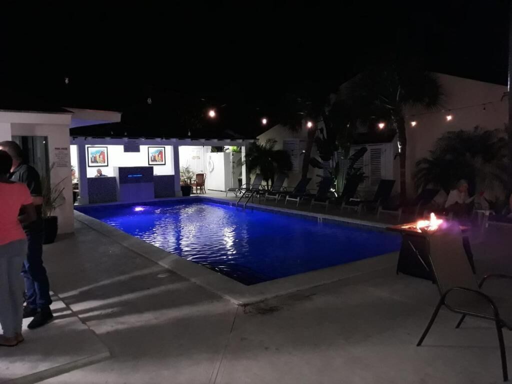 Uma área de piscina ao ar livre com espreguiçadeiras e um pequeno espaço com lareira.