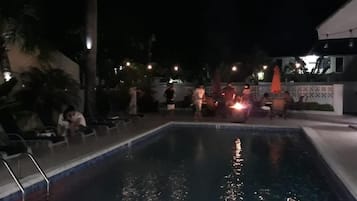 Piscine extérieure, chaises longues