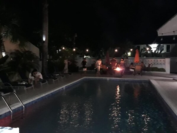 Piscine extérieure, chaises longues