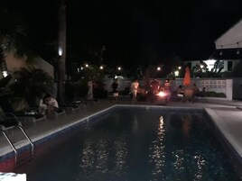 室外游泳池，10:00 至 18:00 开放，日光浴躺椅